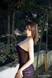 她行走于黑暗中海报